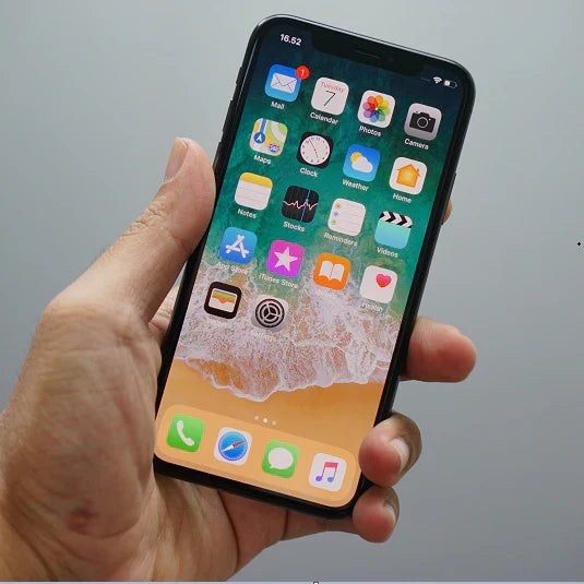 Wie verbinde ich mein iPhone kabellos oder per Kabel mit einem Beamer?
