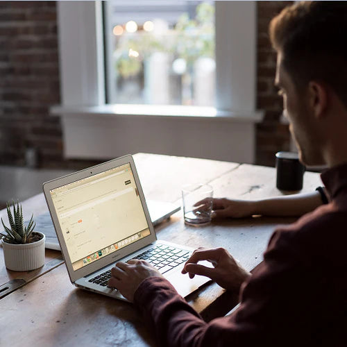 Laptop an den Projektor anschließen