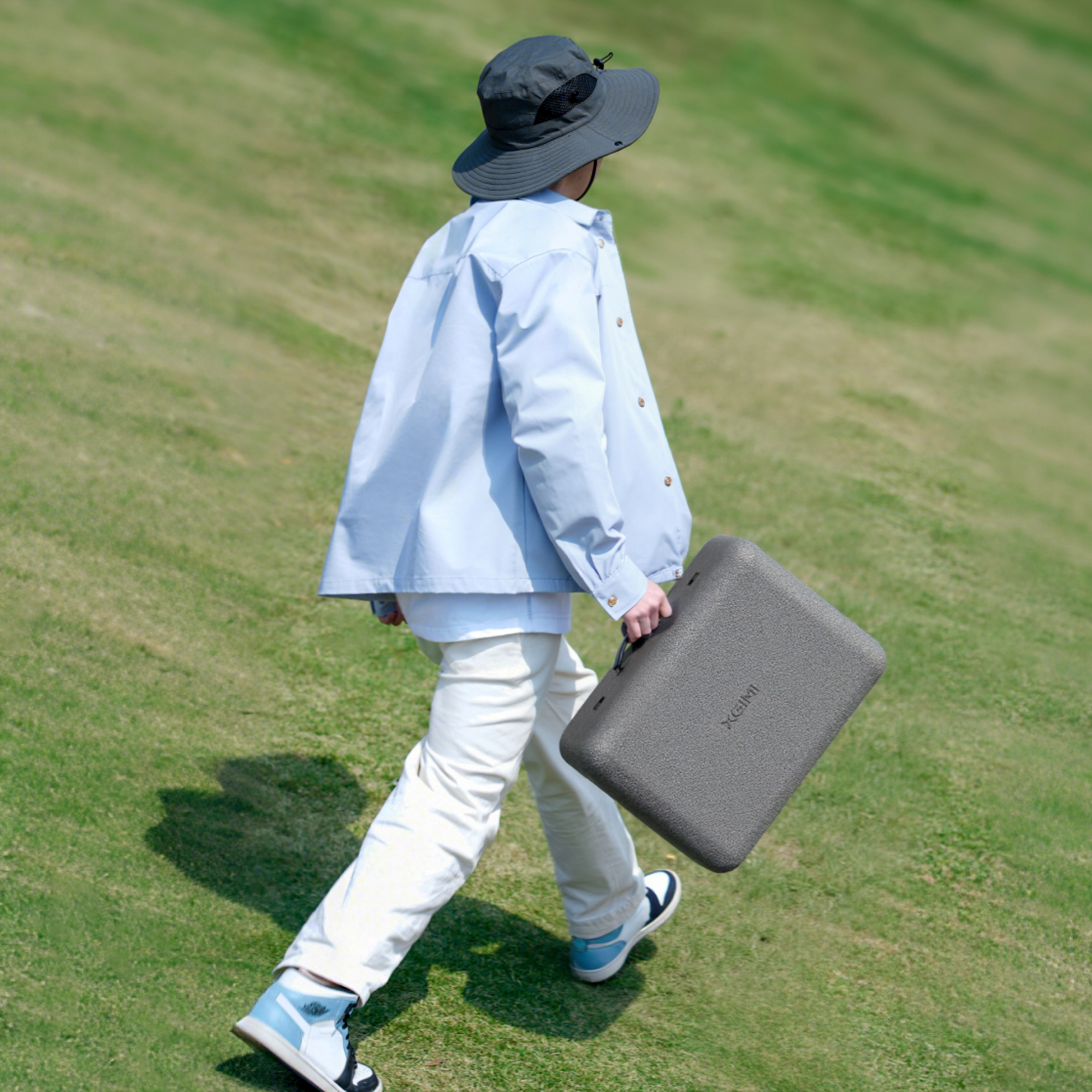 XGIMI MoGo 4 Laserprojektor-Kit für den Außenbereich zum Streaming unterwegs: Kleiner Laserprojektor, tragbare Leinwand, Bodenständer/Powerbank und kreative Filter.